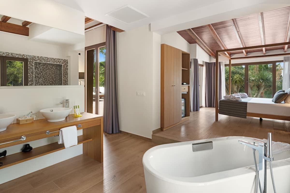 Une salle de bain moderne avec une baignoire sur pieds, un meuble-lavabo à deux vasques et un grand miroir.