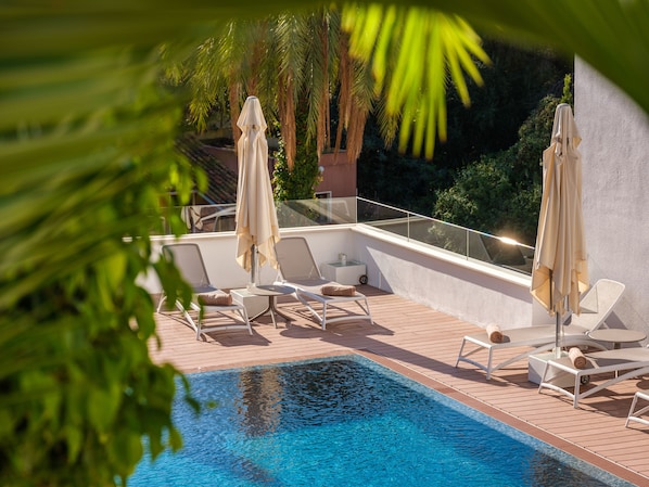 Indoor pool, 3 outdoor pools, pool umbrellas, pool loungers