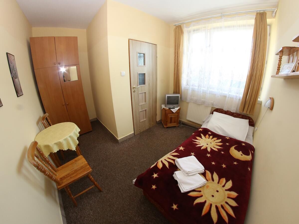 single room | in-room safe, rollaway beds, free wifi, bed sheets