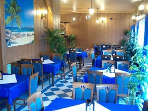 Daily buffet breakfast (PLN 40 per person)
