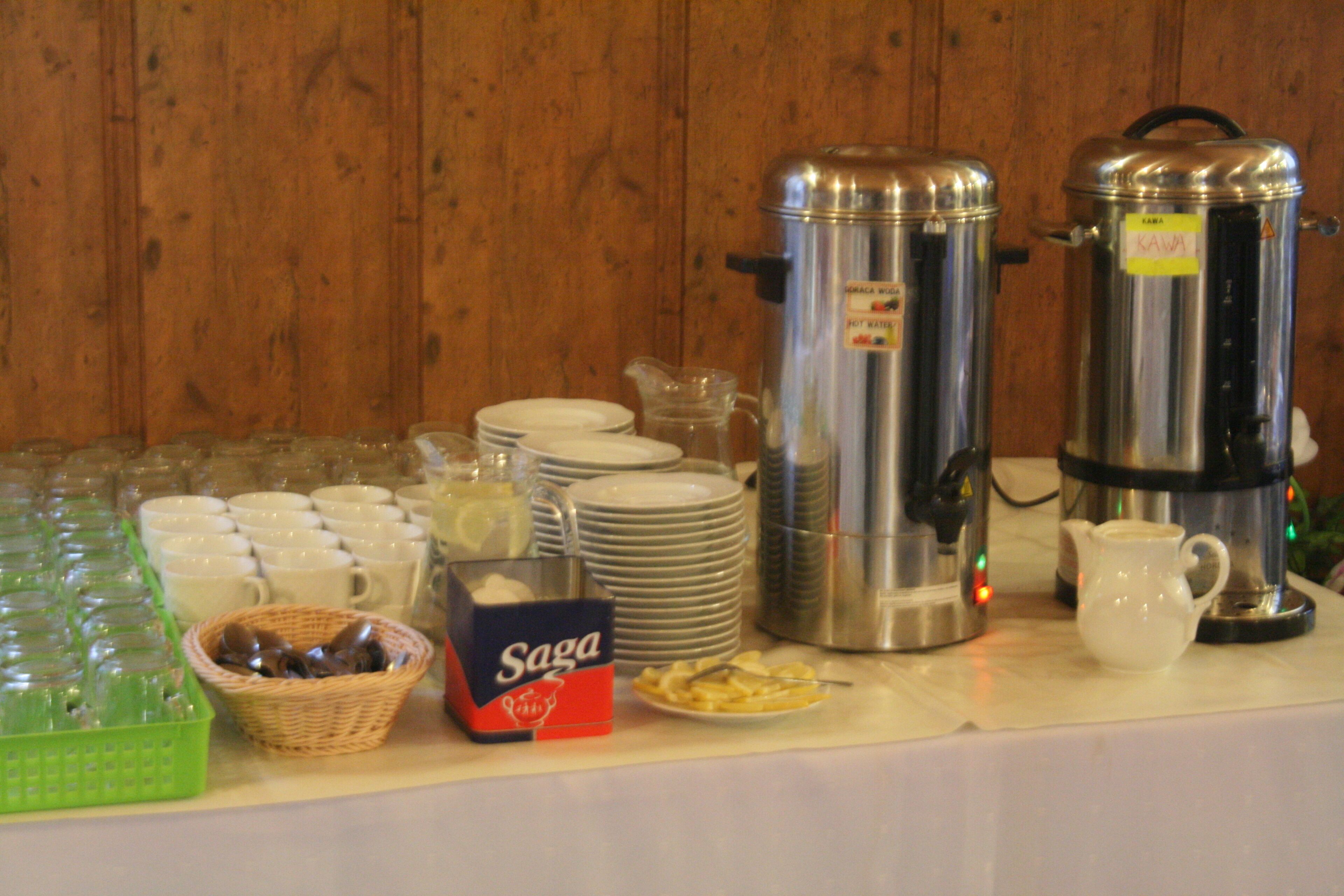 Una mesa de buffet con diversos alimentos y utensilios de servir.