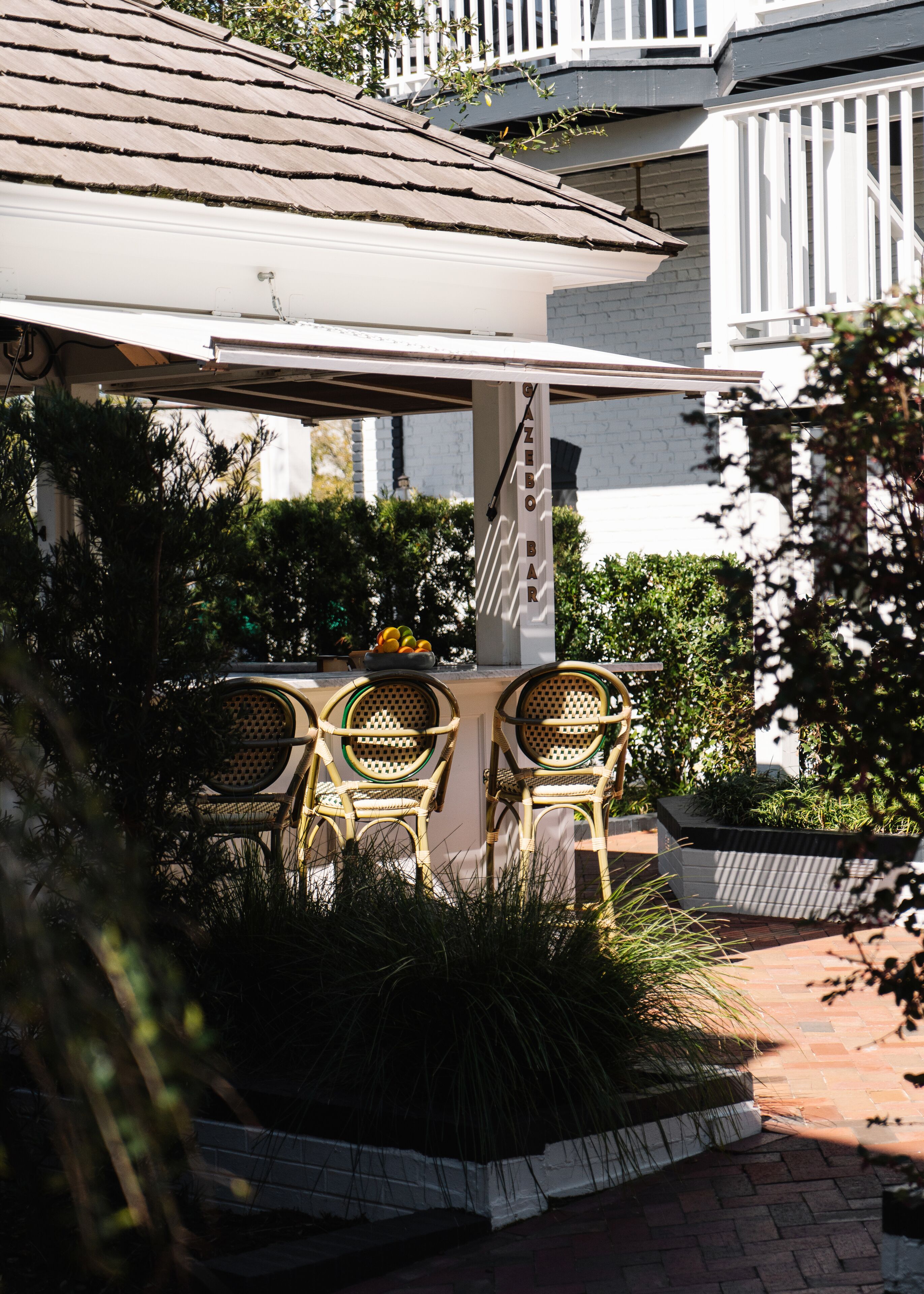 저녁 식사 제공, 현지 및 세계 요리, 정원 전망 