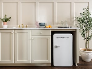 Mini-fridge, espresso maker - ARRIVE Wilmington (Wilmington)