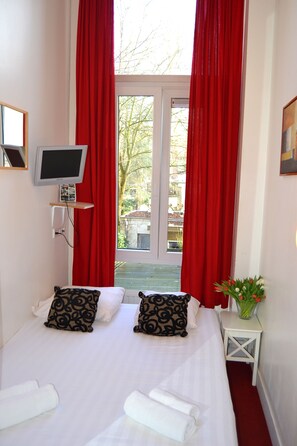 Standaard kamer, 1 tweepersoonsbed | Een kluis op de kamer, geluiddichte muren, gratis wifi