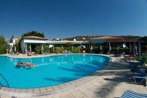 Seasonal outdoor pool, pool umbrellas, pool loungers - Hylatio Tourist Village (Pissouri)