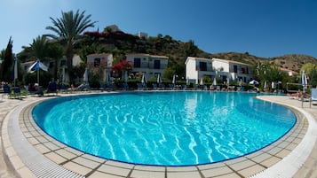 Piscina externa sazonal, guarda-sóis, espreguiçadeiras