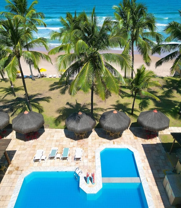 Piscine extérieure, parasols de plage, chaises longues