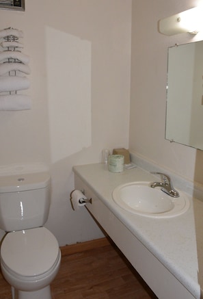 Ensemble douche/baignoire, sèche-cheveux