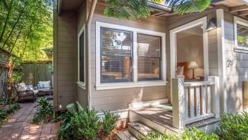 Chambre Simple Signature, 1 trÚs grand lit, cheminée, cÎté jardin