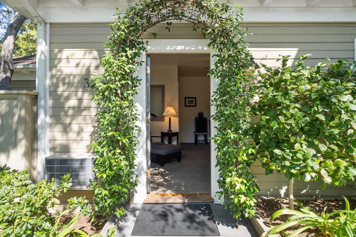 Signature Single Room, 1 King Bed, Lanai, Garden Area | Premium bedding, pillowtop beds, individually decorated