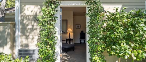 Signature Single Room, 1 King Bed, Lanai, Garden Area | Premium bedding, pillowtop beds, individually decorated