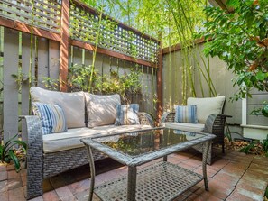 Chambre Simple Signature, 1 très grand lit, cheminée, côté jardin | Literie de qualité supérieure, surmatelas, décoration personnalisée