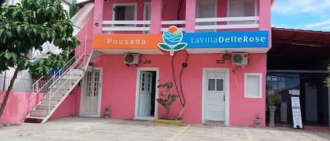 Fachada de la propiedad