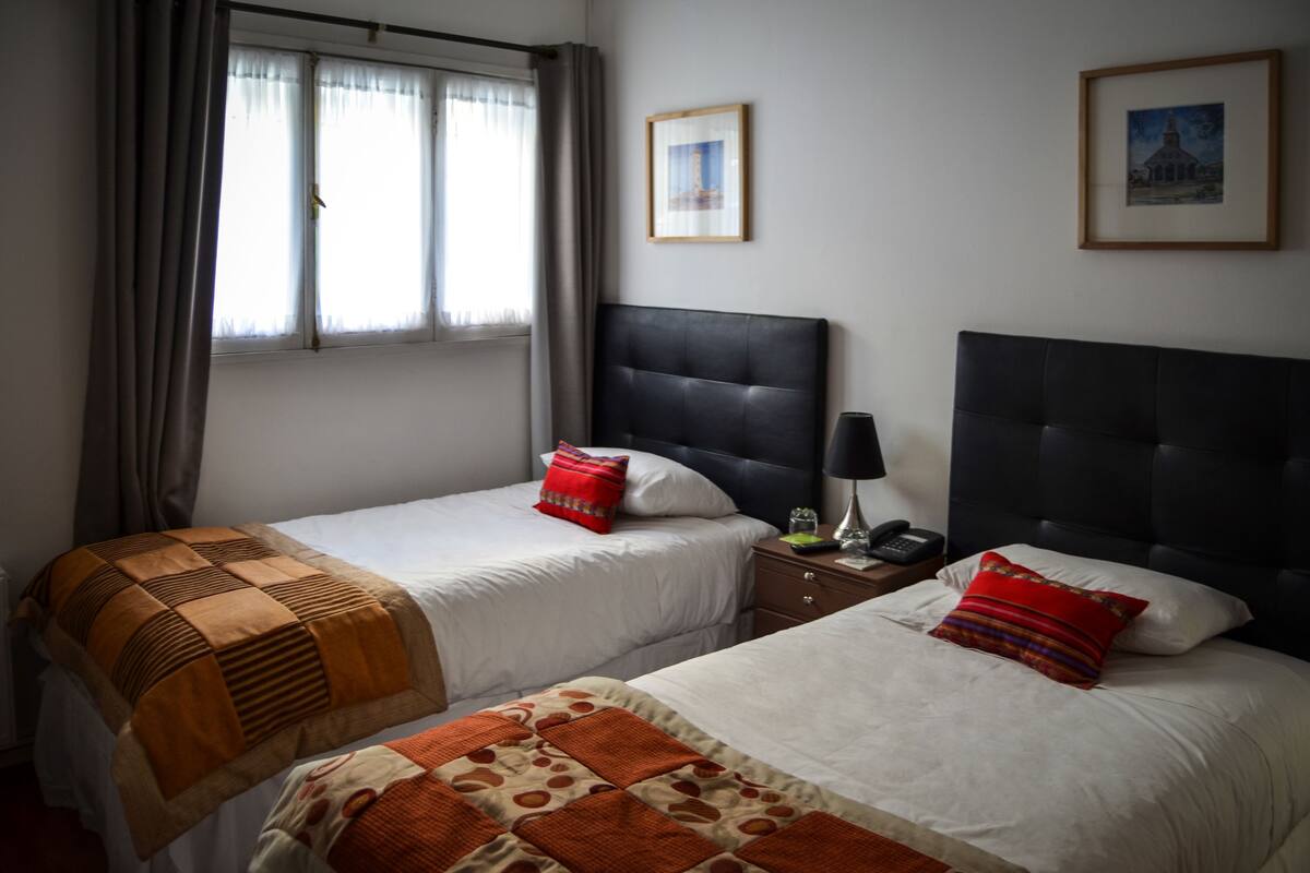 Eenvoudige Twin kamer | Een kluis op de kamer, een bureau, gratis wifi