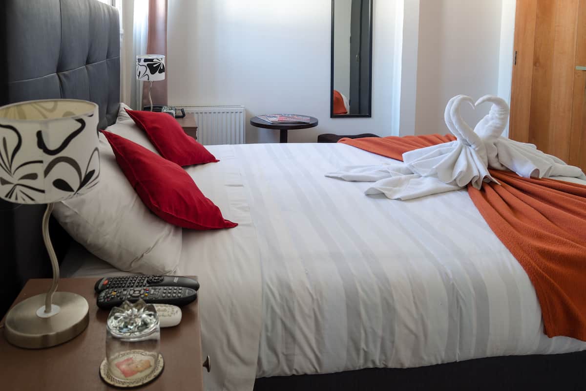 Standard-Doppelzimmer | Zimmersafe, Schreibtisch, kostenloses WLAN