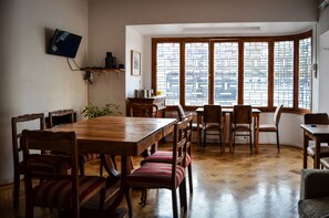 朝食 (ビュッフェ)、毎日提供 (無料)