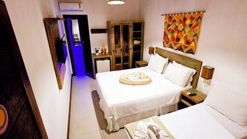 Quarto triplo standard | Frigobar, Wi-Fi de cortesia, roupa de cama