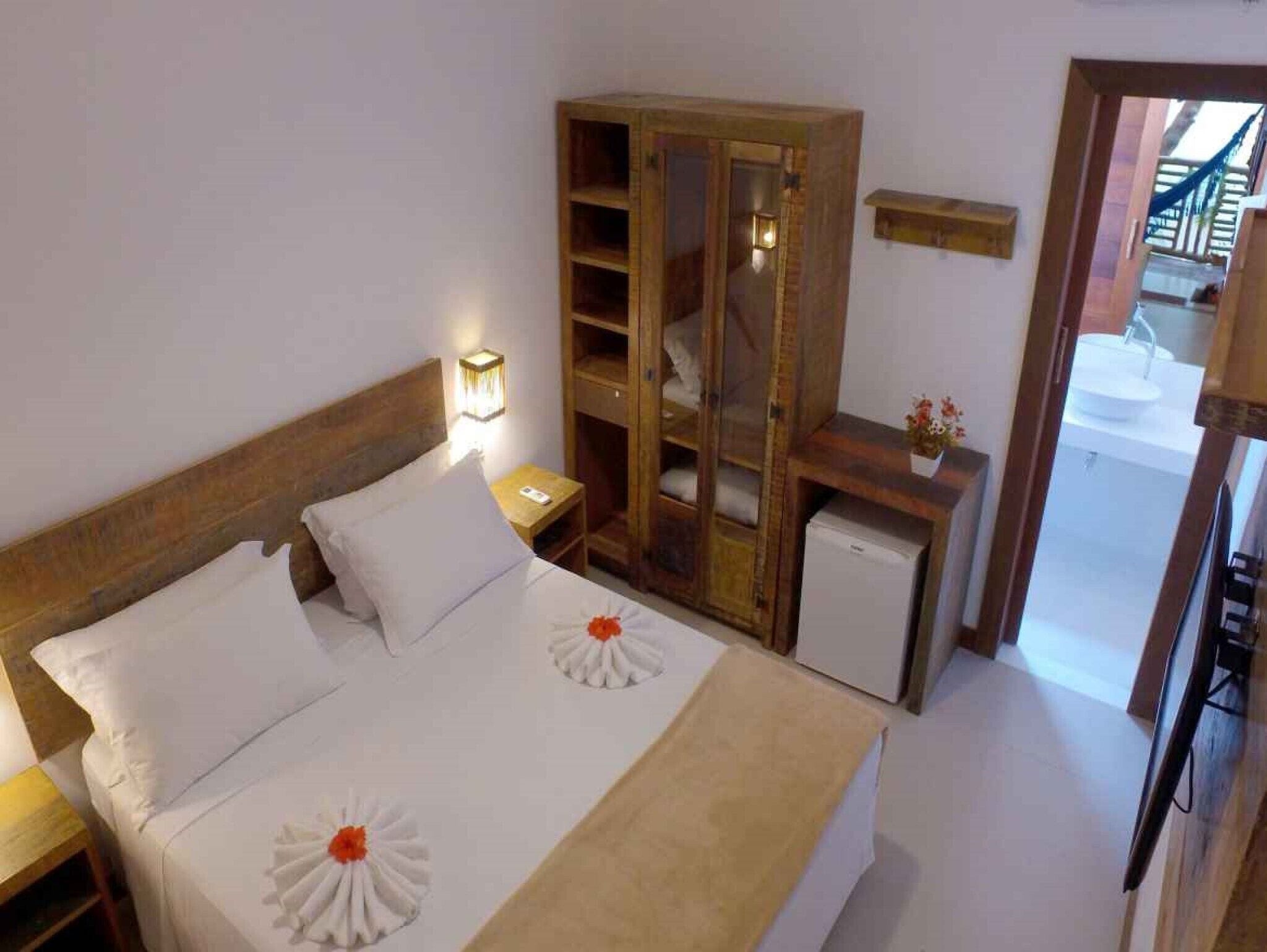 Frigobar, Wi-Fi de cortesia, roupa de cama