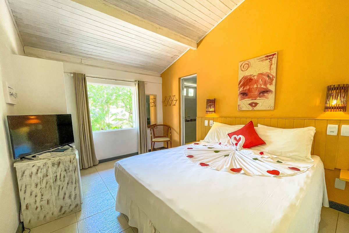 Phòng đôi, 1 giường cỡ queen (No children under 12) | 1 phòng ngủ, minibar, màn/rèm cản sáng, bộ trải giường