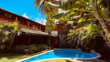 Piscina externa, guarda-sóis, espreguiçadeiras