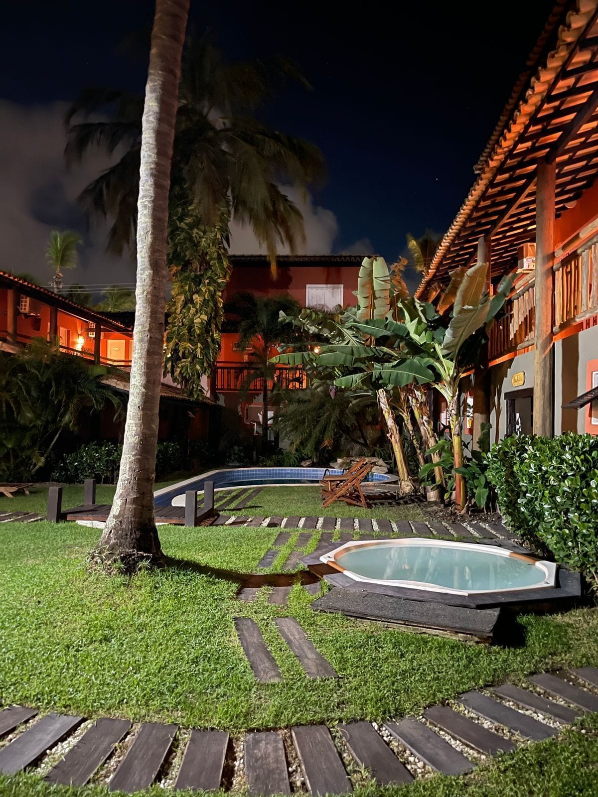 Piscina a l'aire lliure, para-sols i gandules 