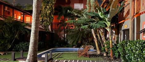 室外游泳池,池畔遮阳伞,日光浴躺椅