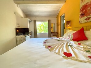 Chambre Double, 1 grand lit (No children under 12) | Vue de la chambre