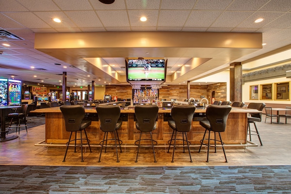 2 bars/lounges