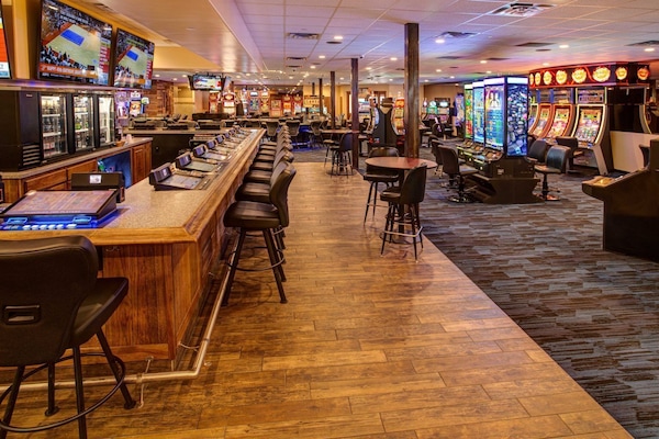 2 bars/lounges