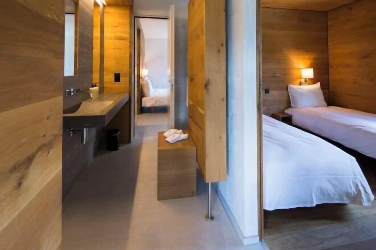 Ropa de cama hipoalergénica y caja de seguridad en la habitación