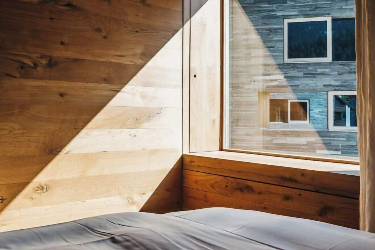 Ropa de cama hipoalergénica y caja de seguridad en la habitación