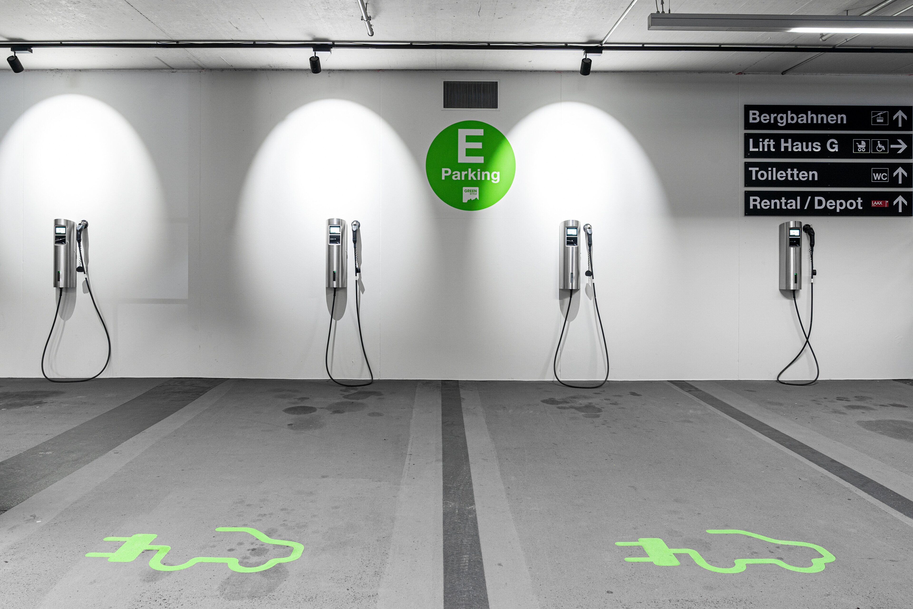 An E Parking area with directional signs for Bergbahnen, Lift Haus G, Toiletten, and Rental/Depot.