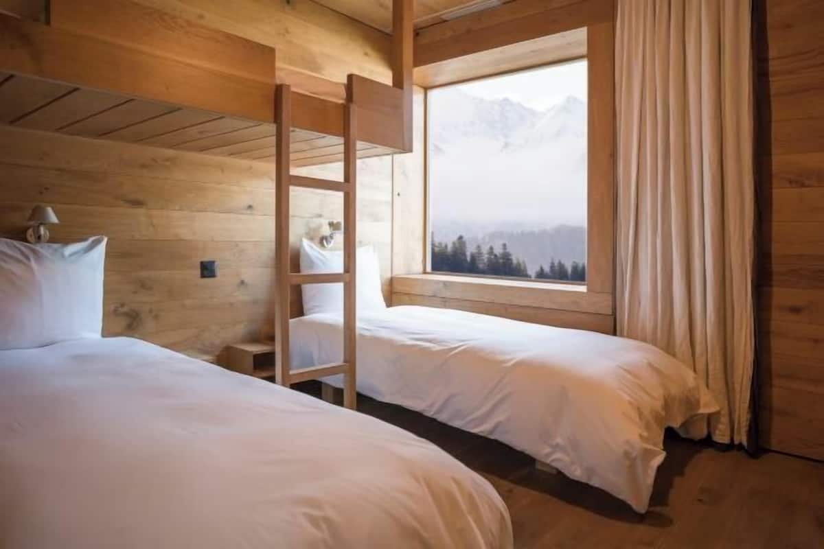 Hypo-allergenic bedding available, in-room safe, WiFi (free), bed sheets