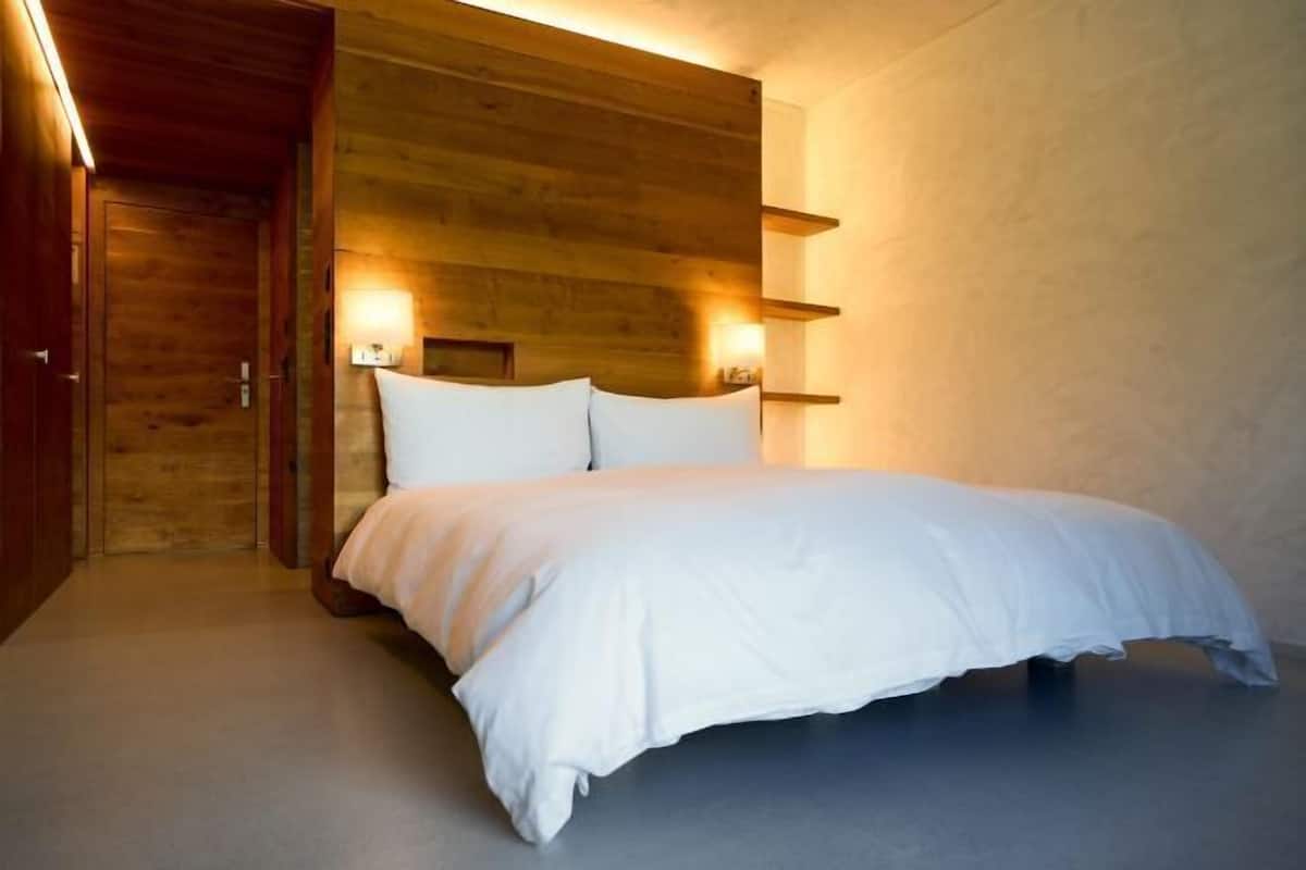 Hypo-allergenic bedding available, in-room safe, WiFi (free), bed sheets