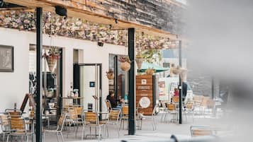 9 restaurantes, se sirven desayunos, comidas, cenas y cocina italiana