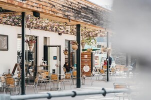 9 restaurantes; se sirve desayuno, almuerzo, cena y brunch