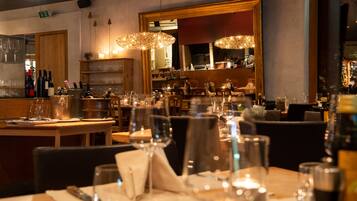 9 restaurants; breakfast, lunch, dinner, and brunch served