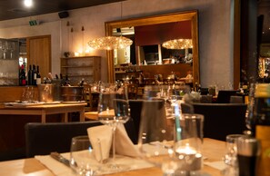 9 restaurants; breakfast, lunch, dinner and brunch served  - Rocksresort (Laax)