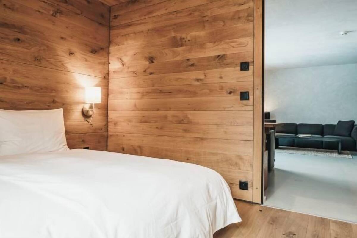 Hypo-allergenic bedding available, in-room safe, WiFi (free), bed sheets