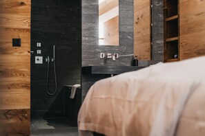 Milieuvriendelijke toiletartikelen, een haardroger, handdoeken, zeep