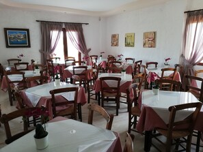 Daily buffet breakfast for a fee - Stork Hotel (Malevizi)