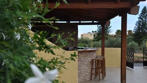 Poolside bar - Stork Hotel (Malevizi)