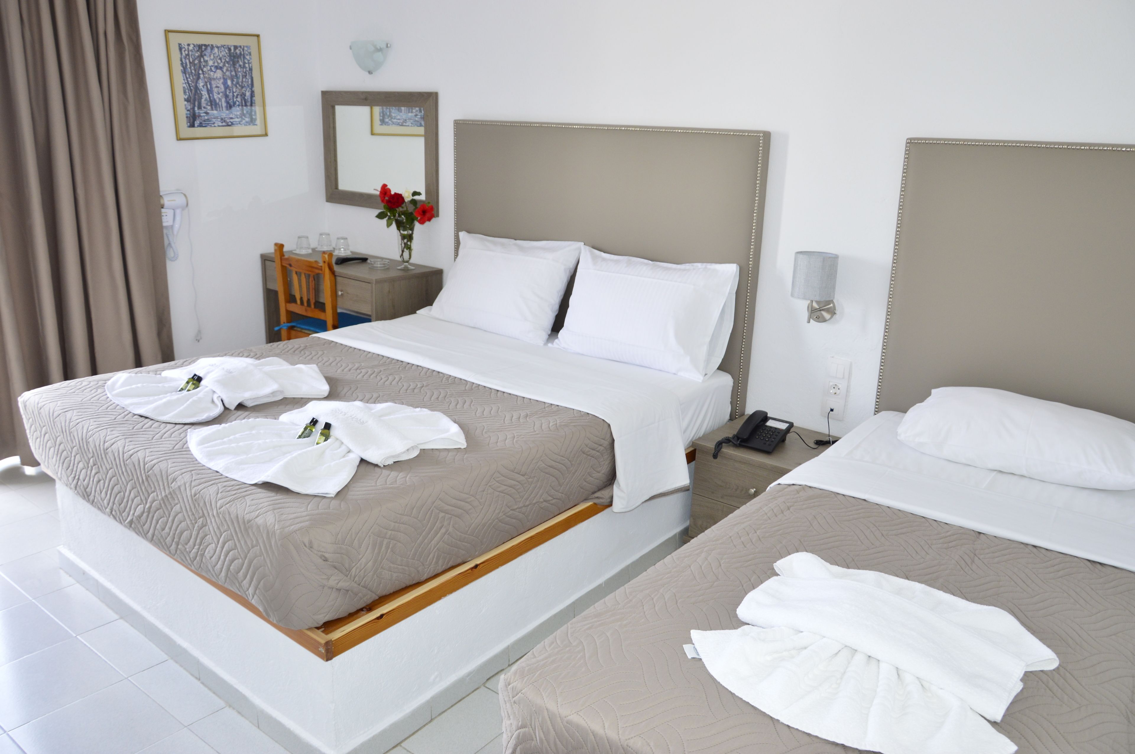 أسرّة تيمبور بديك وخزنة داخل الغرفة وتجهيزات عازلة للصوت