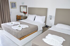 Habitación triple | Camas Tempur-Pedic, caja de seguridad en la habitación y insonorización 