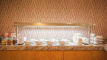 朝食 (ビュッフェ)、毎日提供 (1 名様 242 USD)