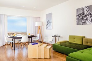 خزنة داخل الغرفة ومكتب ومكواة/لوح كي وأسرّة أطفال/رضّع (مجانًا)