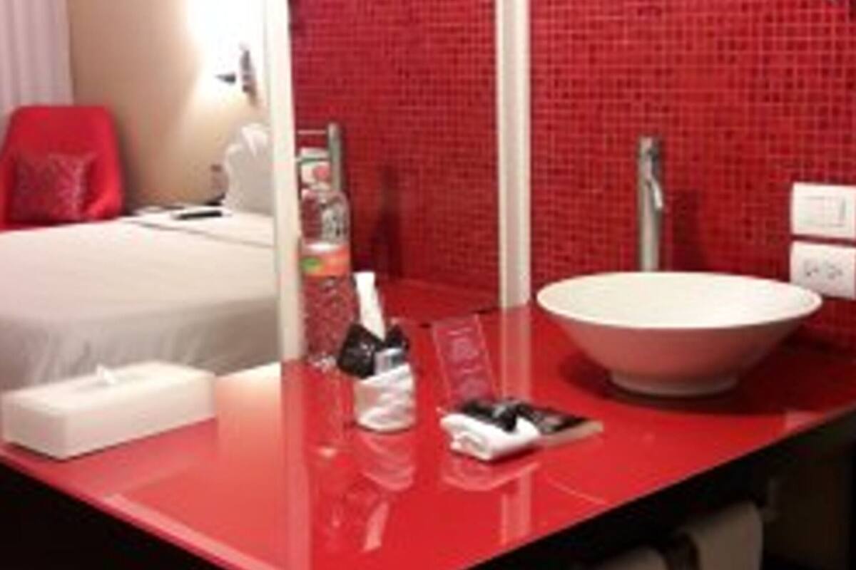 superior room | bathroom | shower, free toiletries, hair dryer, towels
