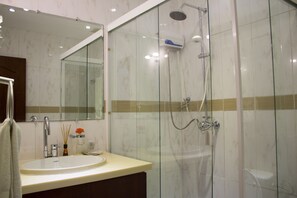 Studio Suite tiện nghi đơn giản, ban công, quang cảnh thành phố | Phòng tắm | Buồng tắm vòi sen, máy sấy tóc, áo choàng tắm, khăn tắm 