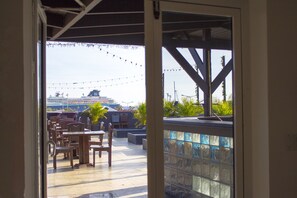 Outdoor dining - Curacao Suites Hotel (Willemstad)