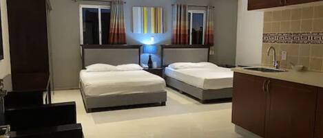 Suite monolocale Superior, angolo cottura | Una cassaforte in camera, una scrivania, postazione laptop